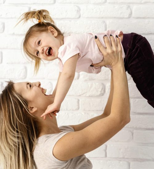 linda-mae-brincando-com-filha-em-casa